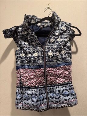 Pure Good Sleeveless Printed Quilted Vest- zippered pockets & detachable hood